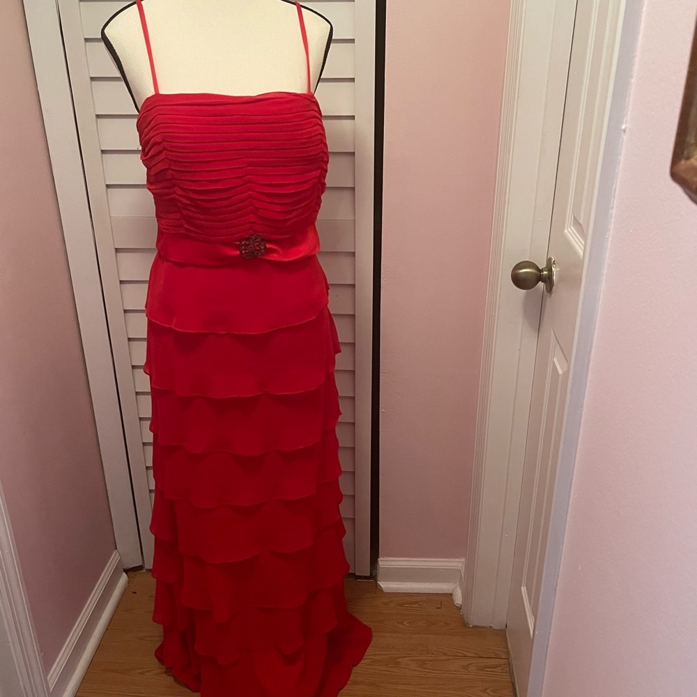 New with tag! New York ! New York Chiffon red evening gown. Size 14!